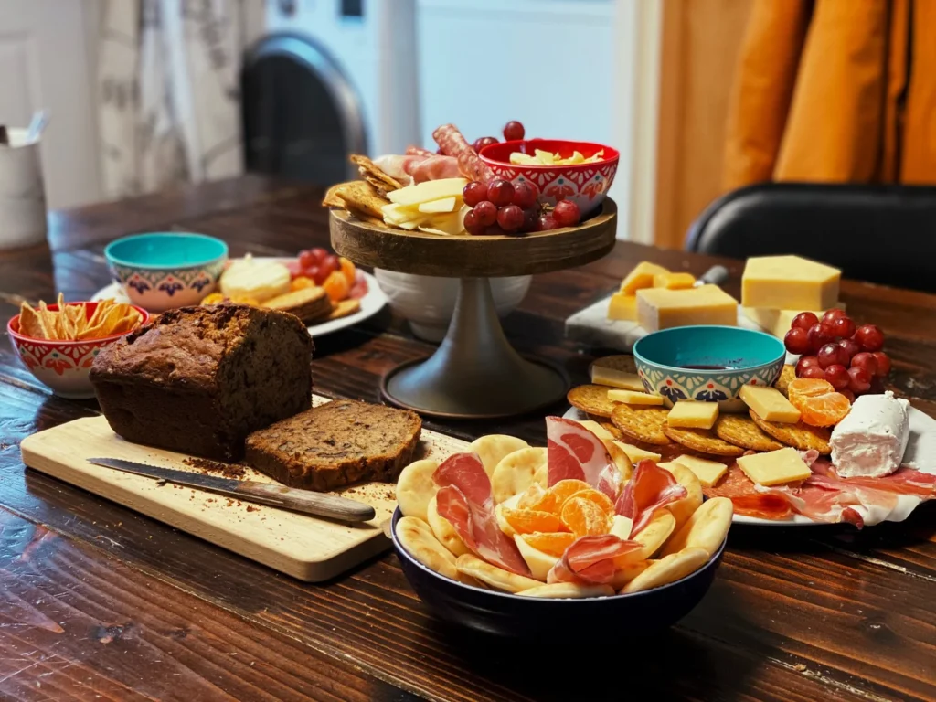 Foto de picada con fiambres salados y quesos