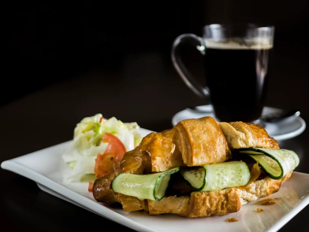 Foto de desayuno con croisant