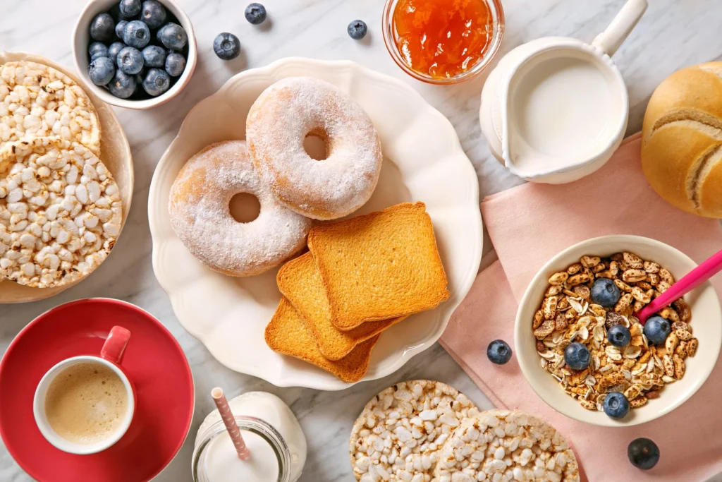 Vista de alto de desayuno variado