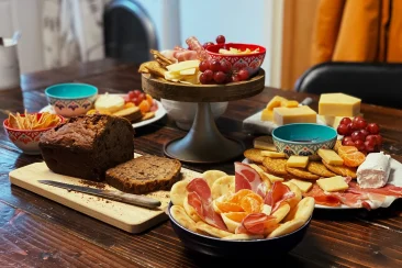 Foto de picada con fiambres salados y quesos