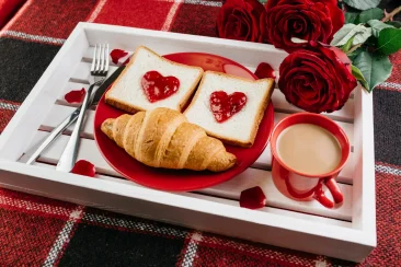 Desayuno romántico con rosas rojas